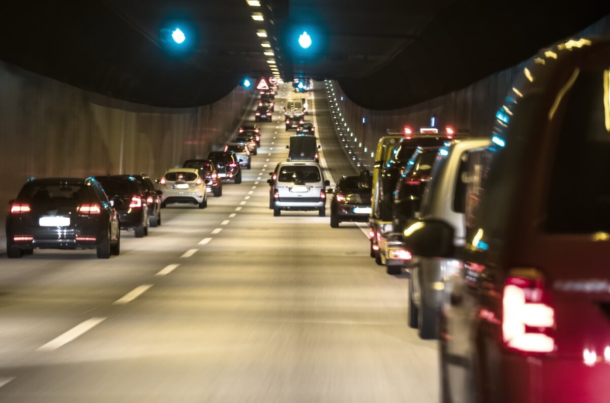 se puede adelantar en un tunel