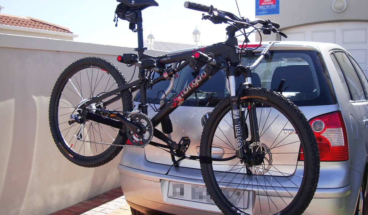 como llevar la bici en el coche portabicicletas de portón trasero