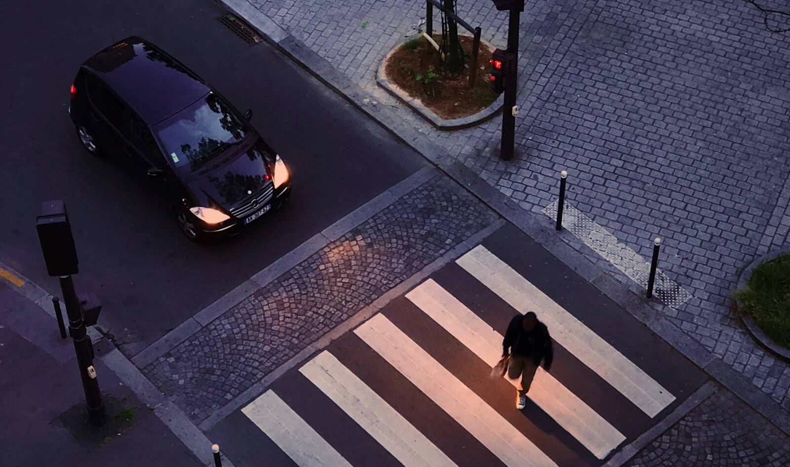 adapta la velocidad a las condiciones de la vía para conducir de noche de manera segura