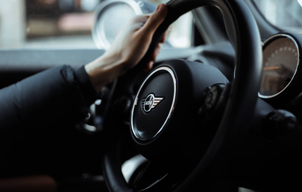 cómo sentarse correctamente en el coche distancia al volante