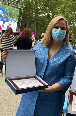 Rosalía Gonzalo con la placa conmemorativa por la gestión de la crisis del Covid-19 