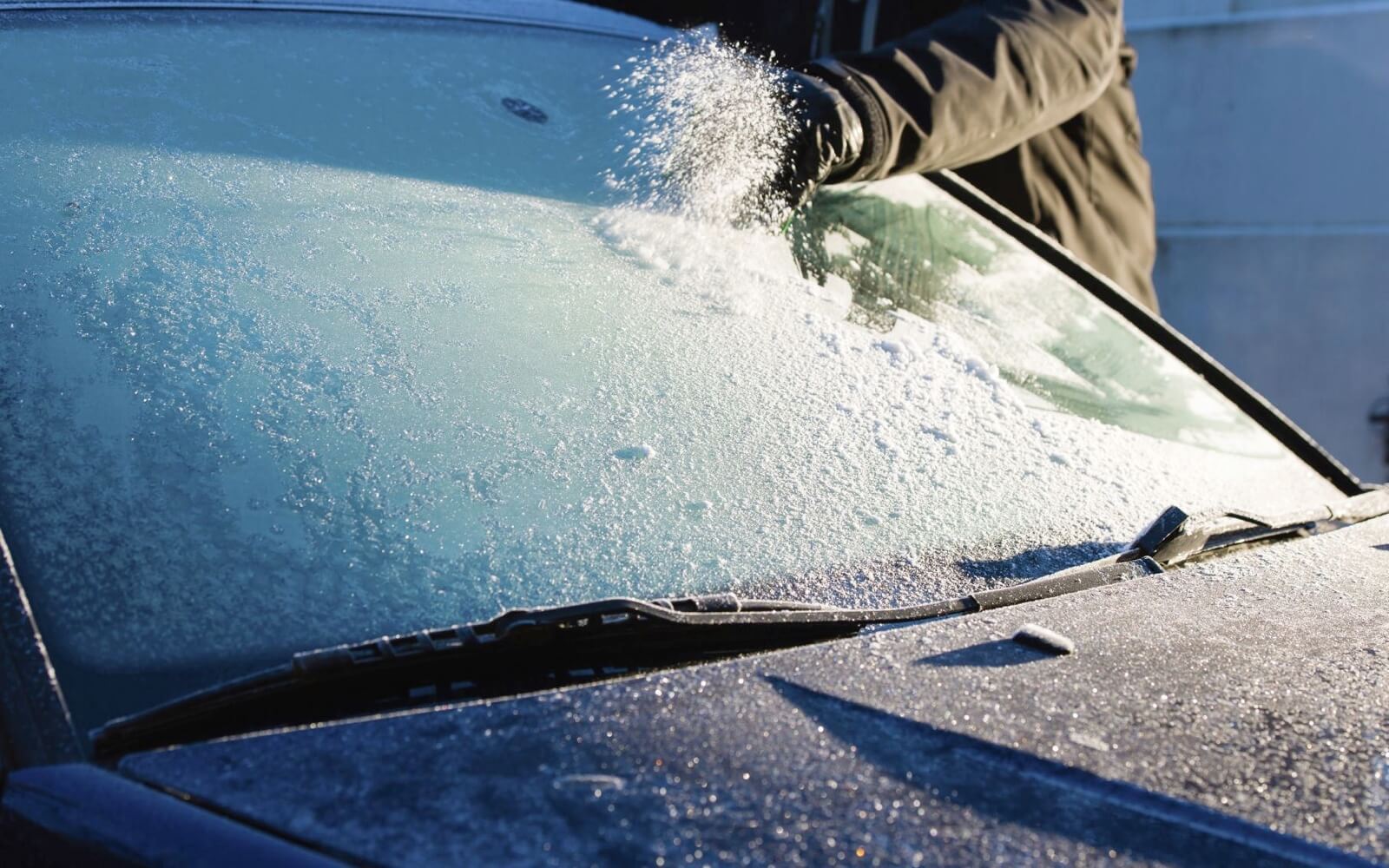 Quitar el hielo del parabrisas con rasqueta