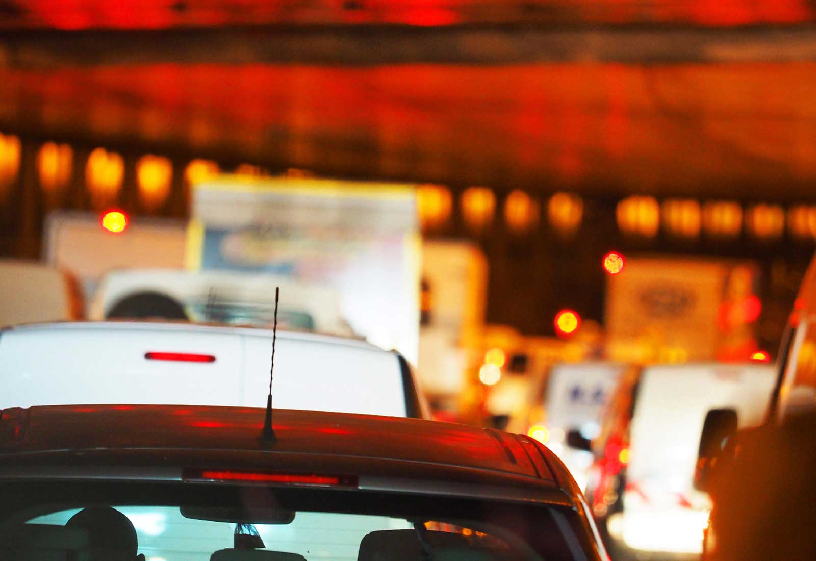 En caso de incendio en el interior de un túnel o paso inferior el conductor de un vehículo en caso de incendio en el interior de un túnel o paso inferior el conductor de un vehículo