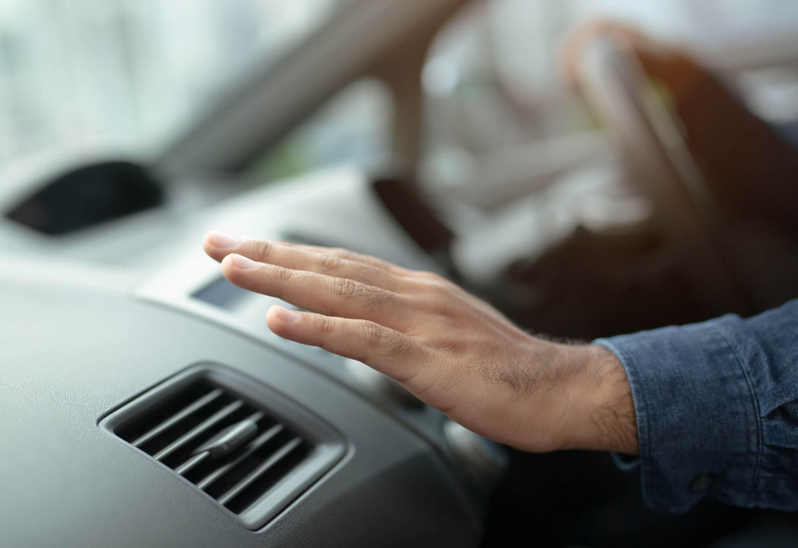 por qué el aire acondicionado del coche no enfría