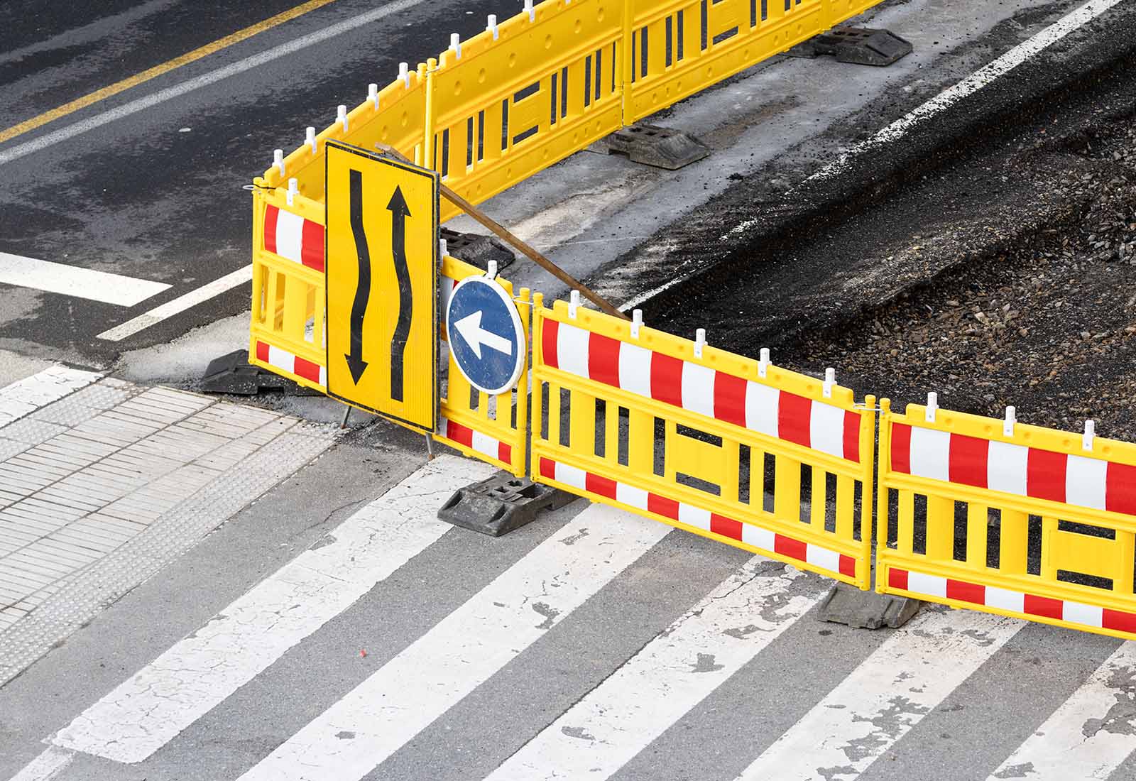 las marcas viales que señalizan un tramo de obras