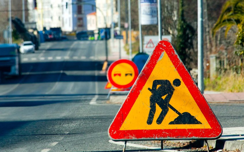 las marcas viales que señalizan un tramo de obras