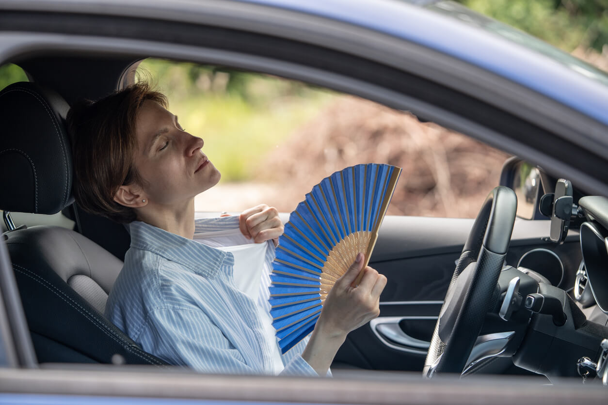 conducir con calor el calor al volante